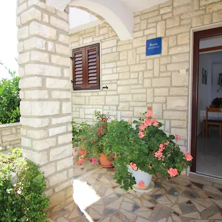 Leticija Near Center Apartment Poreč